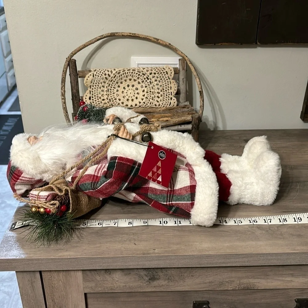 NWT WINTER WONDER LANE FAUX FUR PLAID SANTA WITH BOTTLE BRUSH TREE & BURLAP SACK